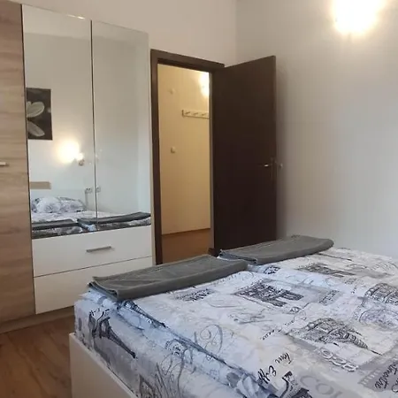 Two Bedroom Close To Gondola Apartment *