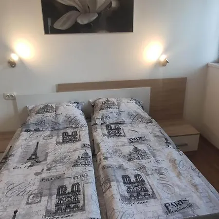 Apartment Two Bedroom Close To Gondola *