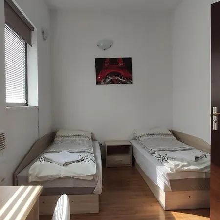 Two Bedroom Close To Gondola *