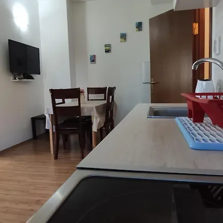 Two Bedroom Close To Gondola Apartment