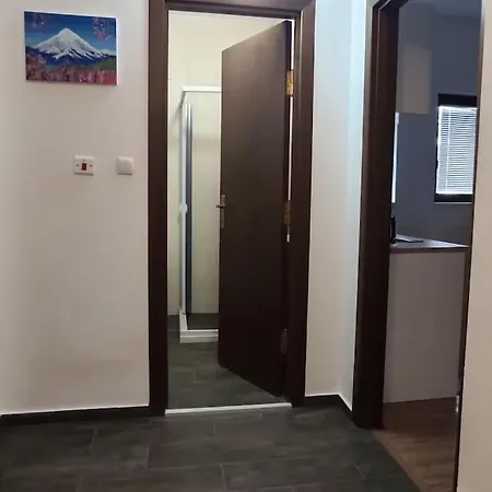 Two Bedroom Close To Gondola Apartment *