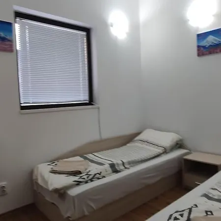 Two Bedroom Close To Gondola *